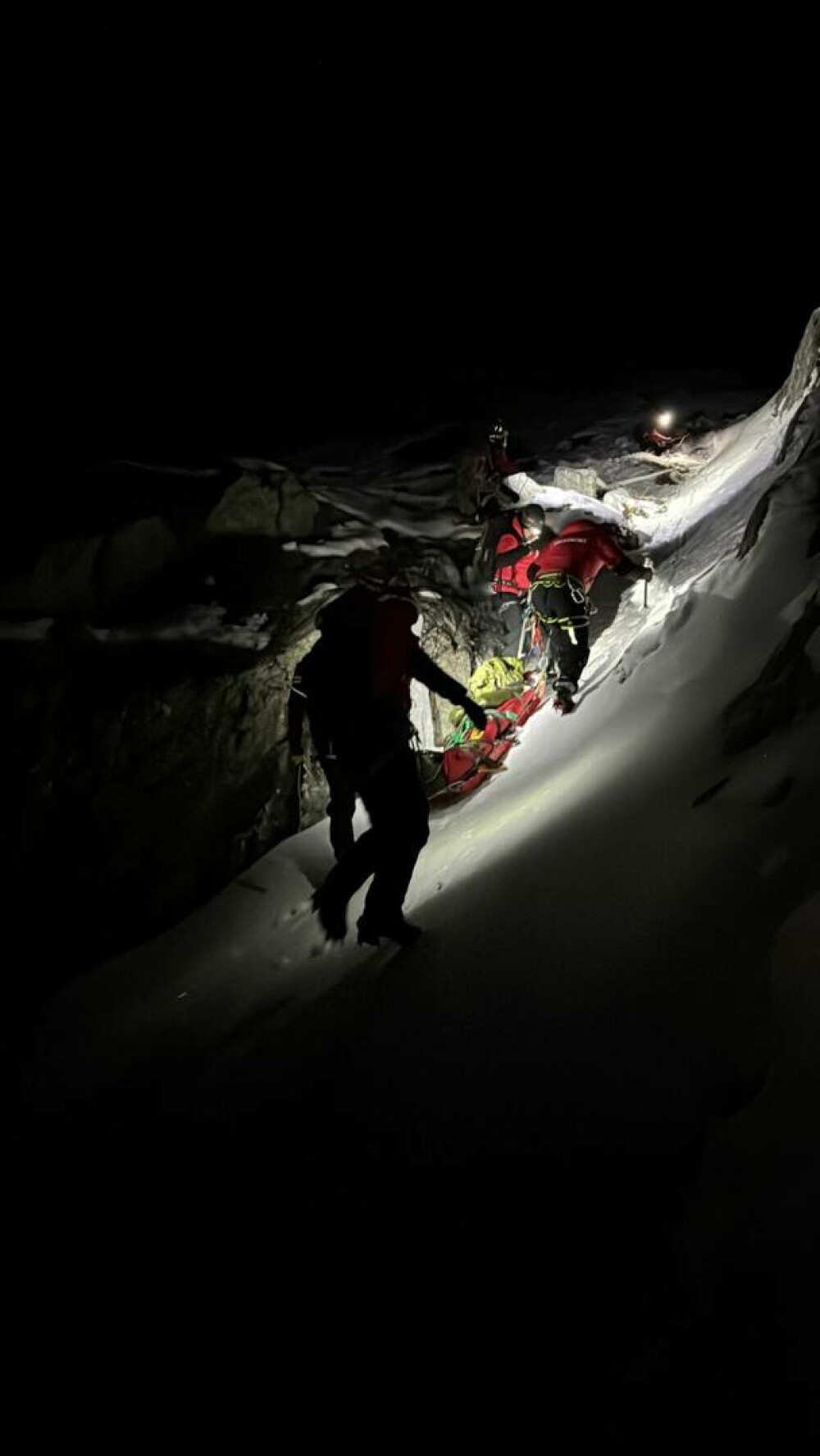 Un turist a fost grav rănit după ce a căzut în Munţii Făgăraş. Are leziuni la cap și la coloana vertebrală - Imaginea 5