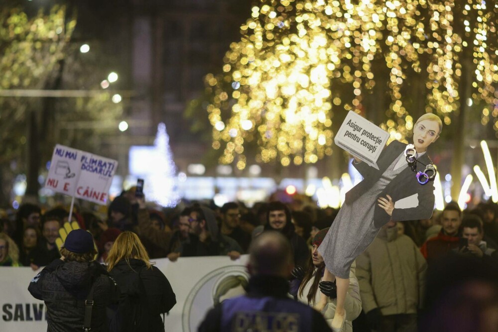 A cincea seară de proteste în Capitală și marile orașe. Românii cer demisia Liei Savonea și schimbări în sistemul de justiție - Imaginea 7