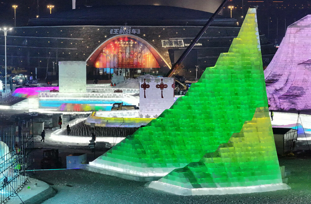 Unde se deschide cel mai mare parc tematic de iarnă din lume. Orașul de gheață își așteaptă vizitatorii | GALERIE FOTO - Imaginea 23