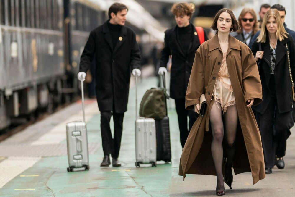 Lily Collins a atras toate privirile la Paris, înainte de premiera noului sezon din „Emily in Paris”. FOTO - Imaginea 2
