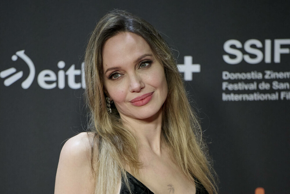 Gest inedit făcut de Angelina Jolie. Actrița și-a dezvăluit cicatricile cauzate de mastectomie într-o revistă. GALERIE FOTO - Imaginea 1