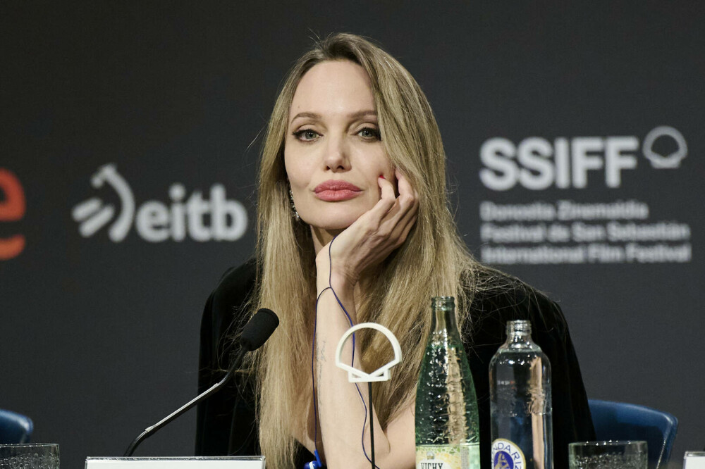 Gest inedit făcut de Angelina Jolie. Actrița și-a dezvăluit cicatricile cauzate de mastectomie într-o revistă. GALERIE FOTO - Imaginea 2