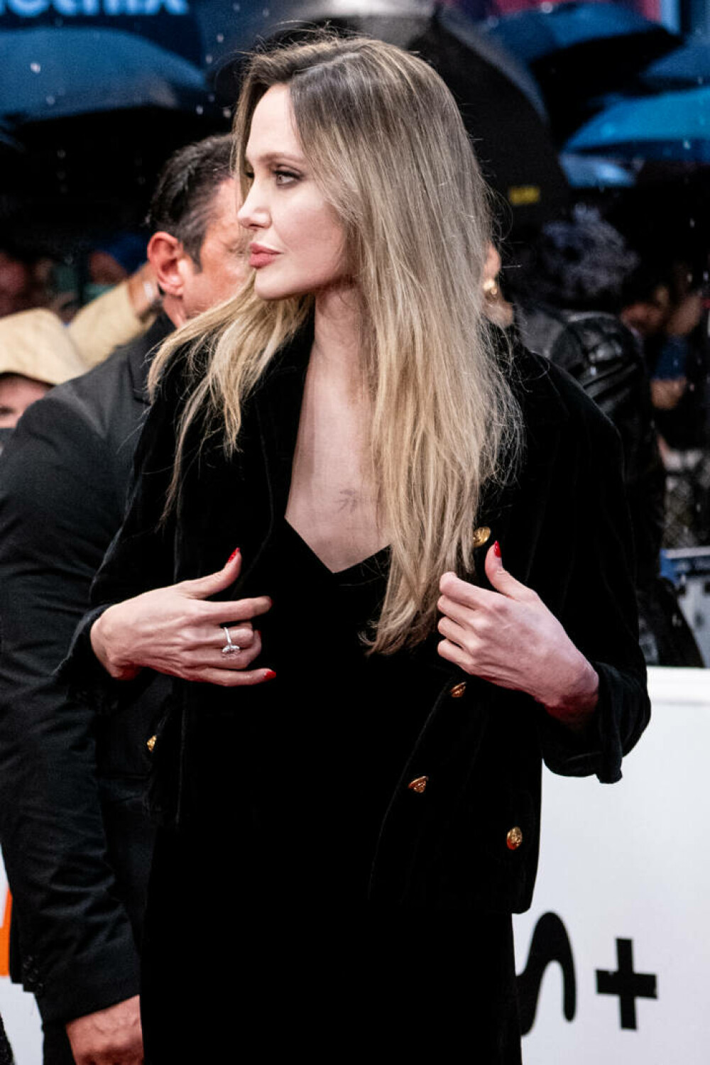 Gest inedit făcut de Angelina Jolie. Actrița și-a dezvăluit cicatricile cauzate de mastectomie într-o revistă. GALERIE FOTO - Imaginea 4