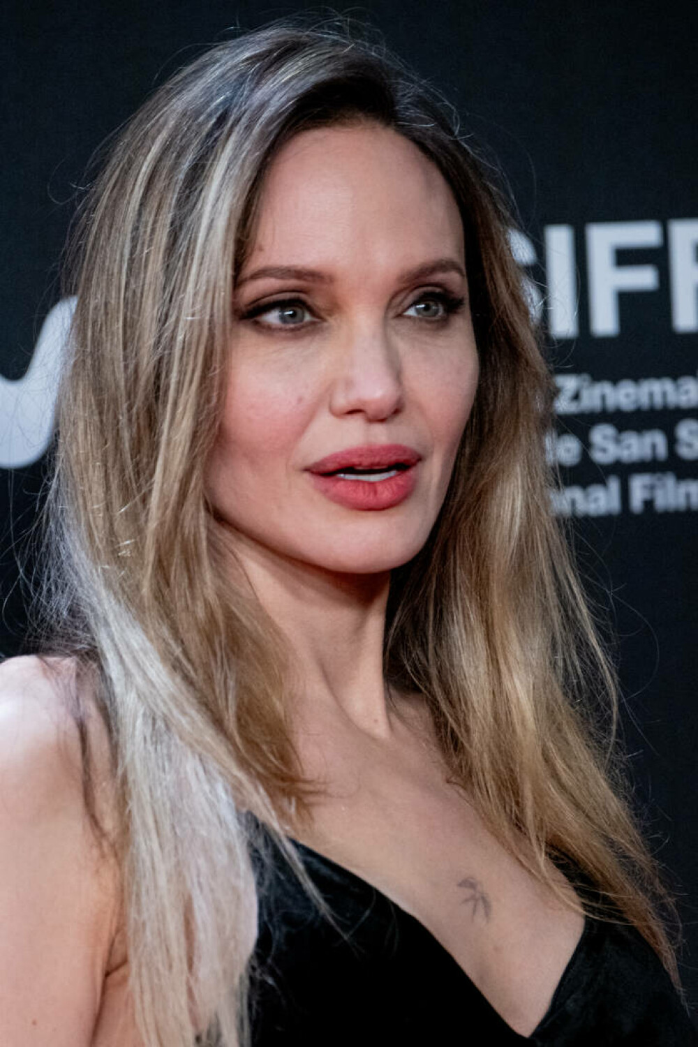 Gest inedit făcut de Angelina Jolie. Actrița și-a dezvăluit cicatricile cauzate de mastectomie într-o revistă. GALERIE FOTO - Imaginea 7