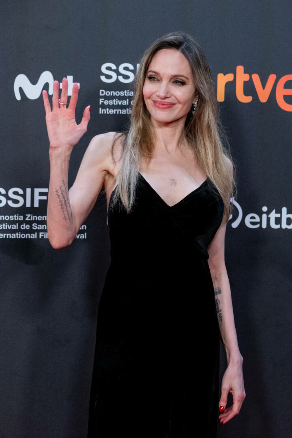 Gest inedit făcut de Angelina Jolie. Actrița și-a dezvăluit cicatricile cauzate de mastectomie într-o revistă. GALERIE FOTO - Imaginea 8