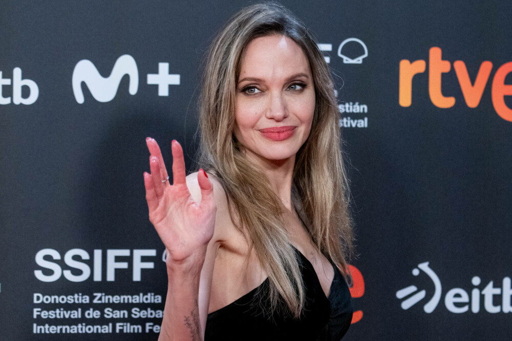 Gest inedit făcut de Angelina Jolie. Actrița și-a dezvăluit cicatricile cauzate de mastectomie într-o revistă. GALERIE FOTO - Imaginea 9