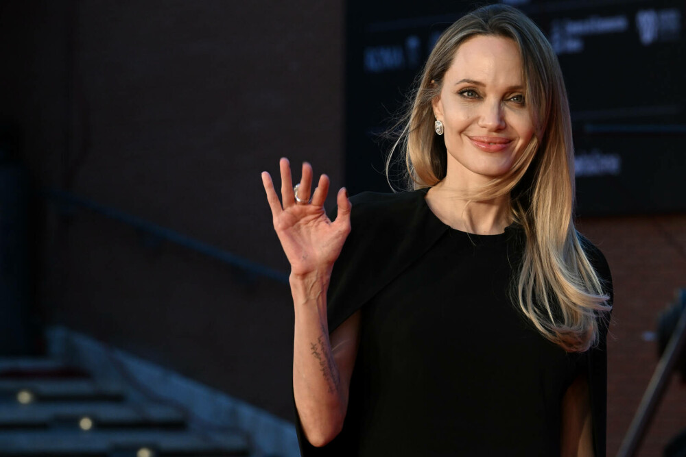 Gest inedit făcut de Angelina Jolie. Actrița și-a dezvăluit cicatricile cauzate de mastectomie într-o revistă. GALERIE FOTO - Imaginea 12