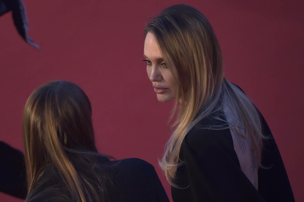 Gest inedit făcut de Angelina Jolie. Actrița și-a dezvăluit cicatricile cauzate de mastectomie într-o revistă. GALERIE FOTO - Imaginea 13