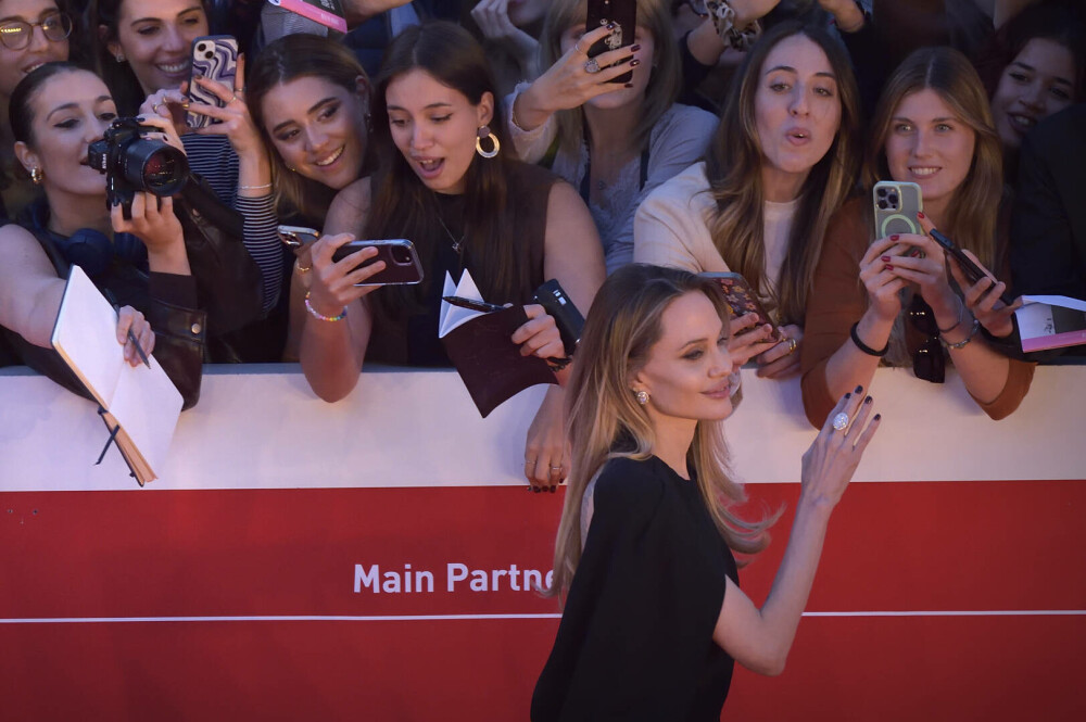 Gest inedit făcut de Angelina Jolie. Actrița și-a dezvăluit cicatricile cauzate de mastectomie într-o revistă. GALERIE FOTO - Imaginea 14