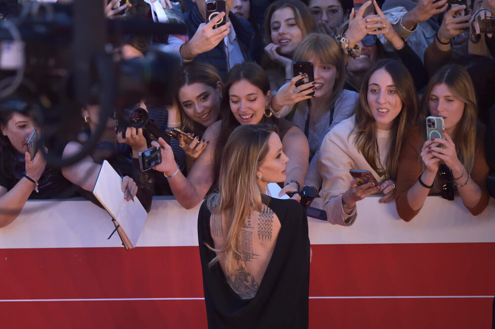 Gest inedit făcut de Angelina Jolie. Actrița și-a dezvăluit cicatricile cauzate de mastectomie într-o revistă. GALERIE FOTO - Imaginea 15