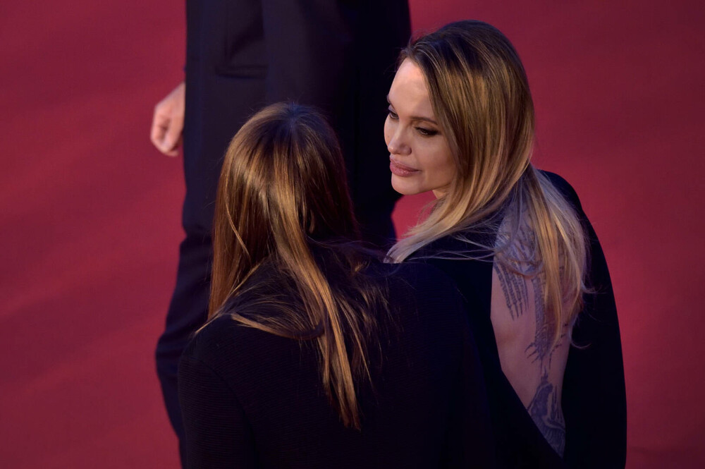 Gest inedit făcut de Angelina Jolie. Actrița și-a dezvăluit cicatricile cauzate de mastectomie într-o revistă. GALERIE FOTO - Imaginea 16