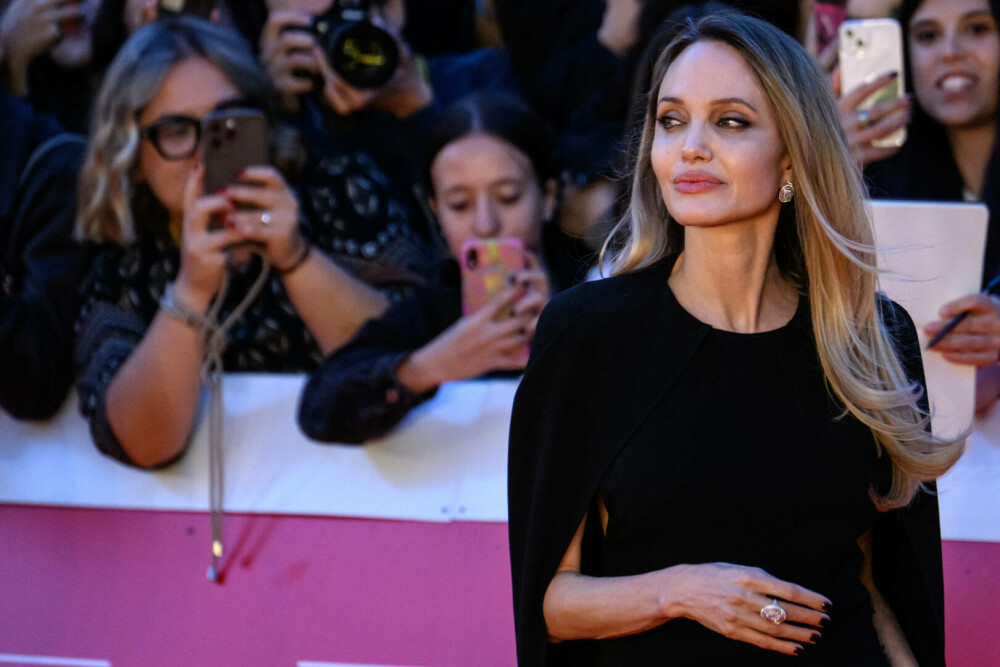 Gest inedit făcut de Angelina Jolie. Actrița și-a dezvăluit cicatricile cauzate de mastectomie într-o revistă. GALERIE FOTO - Imaginea 17