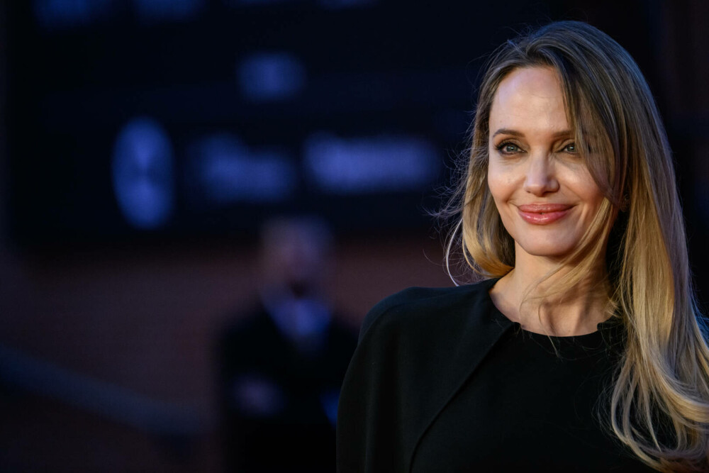 Gest inedit făcut de Angelina Jolie. Actrița și-a dezvăluit cicatricile cauzate de mastectomie într-o revistă. GALERIE FOTO - Imaginea 18