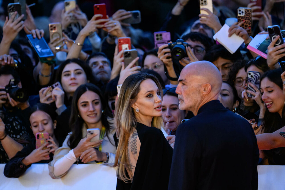 Gest inedit făcut de Angelina Jolie. Actrița și-a dezvăluit cicatricile cauzate de mastectomie într-o revistă. GALERIE FOTO - Imaginea 19