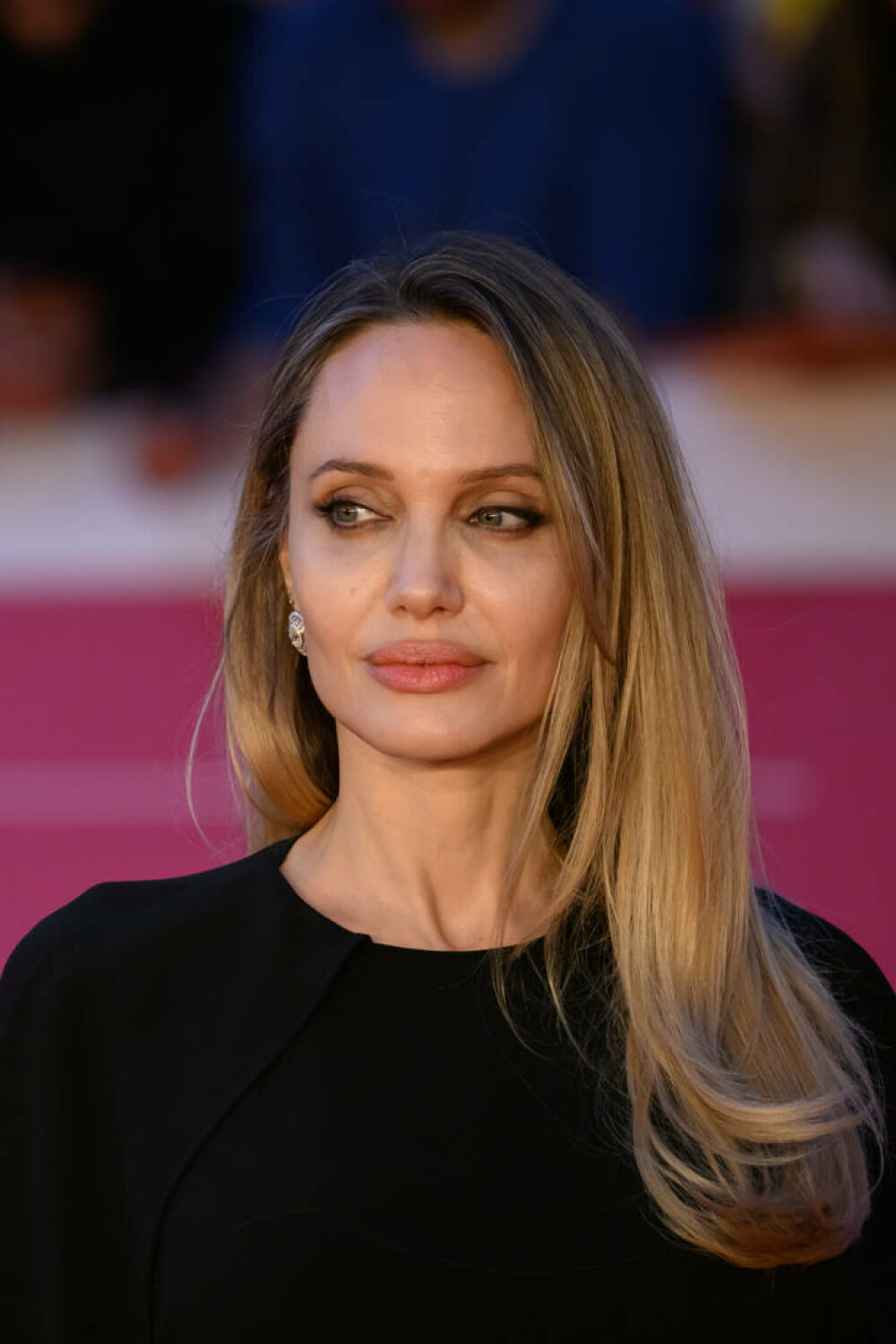 Gest inedit făcut de Angelina Jolie. Actrița și-a dezvăluit cicatricile cauzate de mastectomie într-o revistă. GALERIE FOTO - Imaginea 20