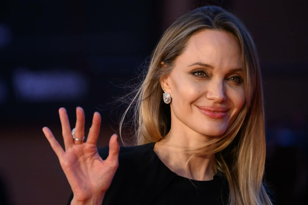 Gest inedit făcut de Angelina Jolie. Actrița și-a dezvăluit cicatricile cauzate de mastectomie într-o revistă. GALERIE FOTO - Imaginea 21