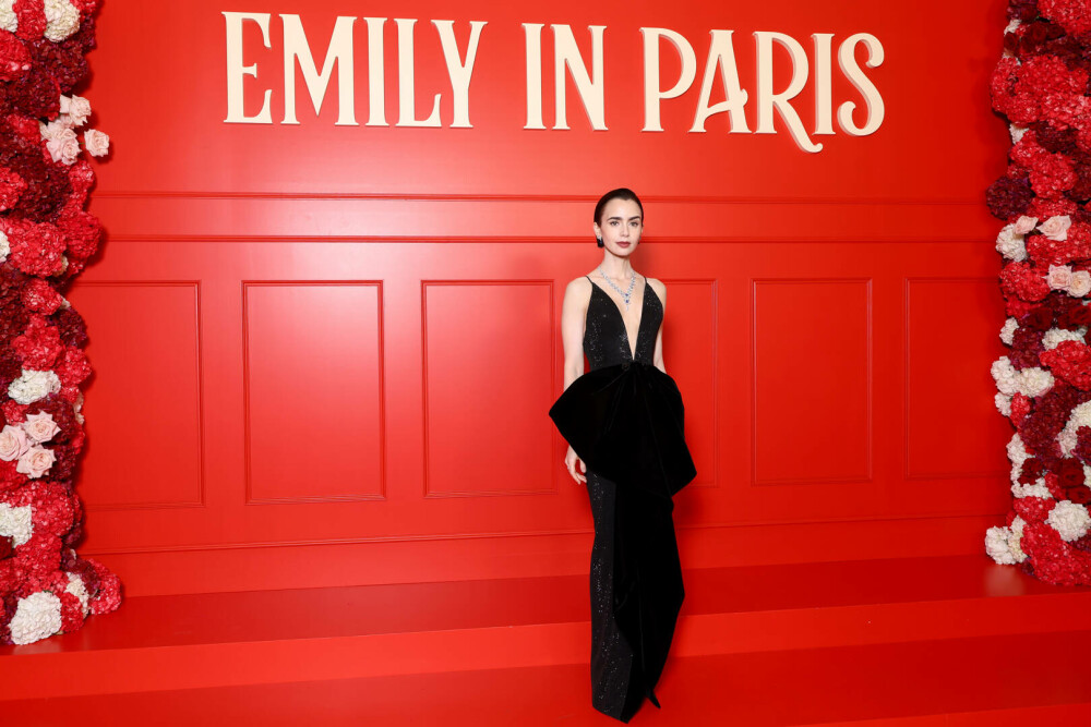 Lily Collins, apariție plină de eleganță pe covorul roșu la Paris, la premiera sezonului cinci „Emily in Paris”. FOTO - Imaginea 1