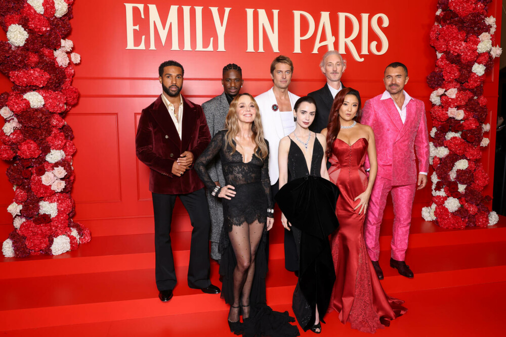 Lily Collins, apariție plină de eleganță pe covorul roșu la Paris, la premiera sezonului cinci „Emily in Paris”. FOTO - Imaginea 9