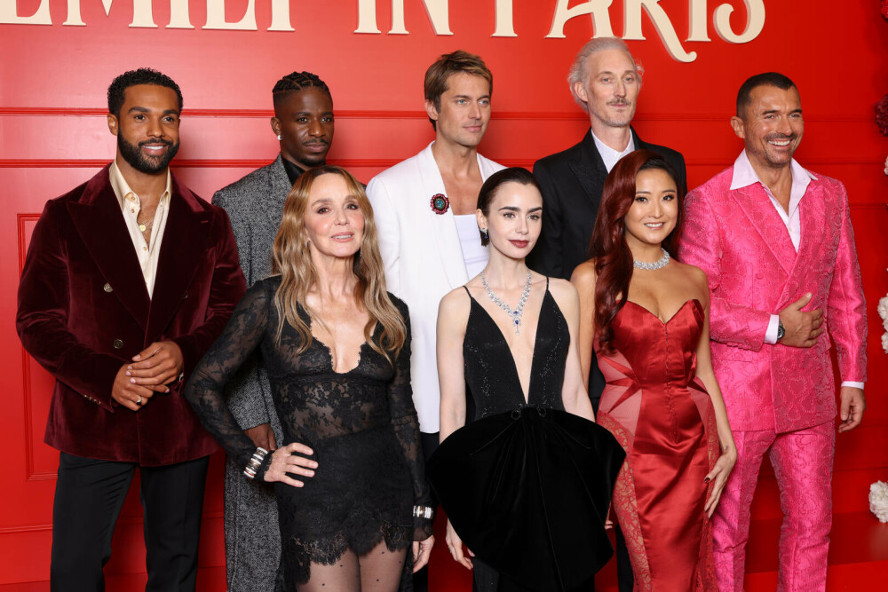 Lily Collins, apariție plină de eleganță pe covorul roșu la Paris, la premiera sezonului cinci „Emily in Paris”. FOTO - Imaginea 10
