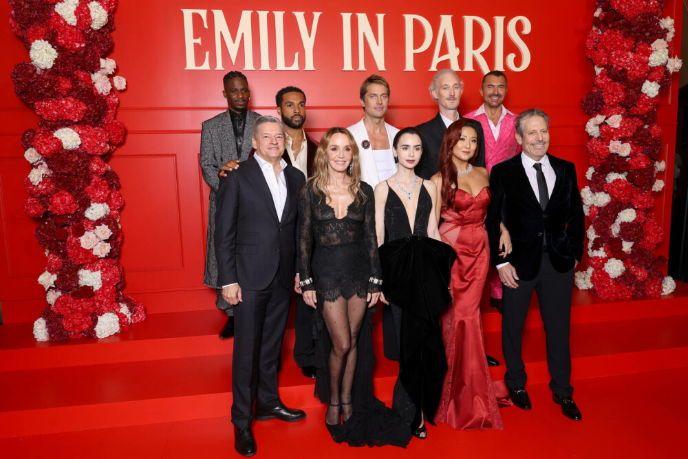 Lily Collins, apariție plină de eleganță pe covorul roșu la Paris, la premiera sezonului cinci „Emily in Paris”. FOTO - Imaginea 15