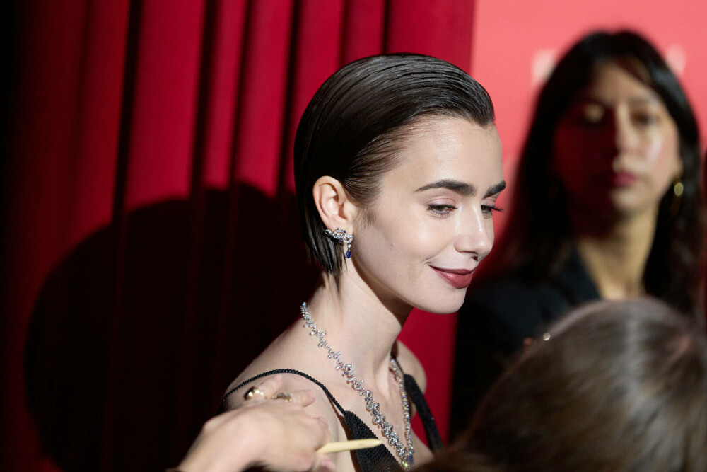 Lily Collins, apariție plină de eleganță pe covorul roșu la Paris, la premiera sezonului cinci „Emily in Paris”. FOTO - Imaginea 19