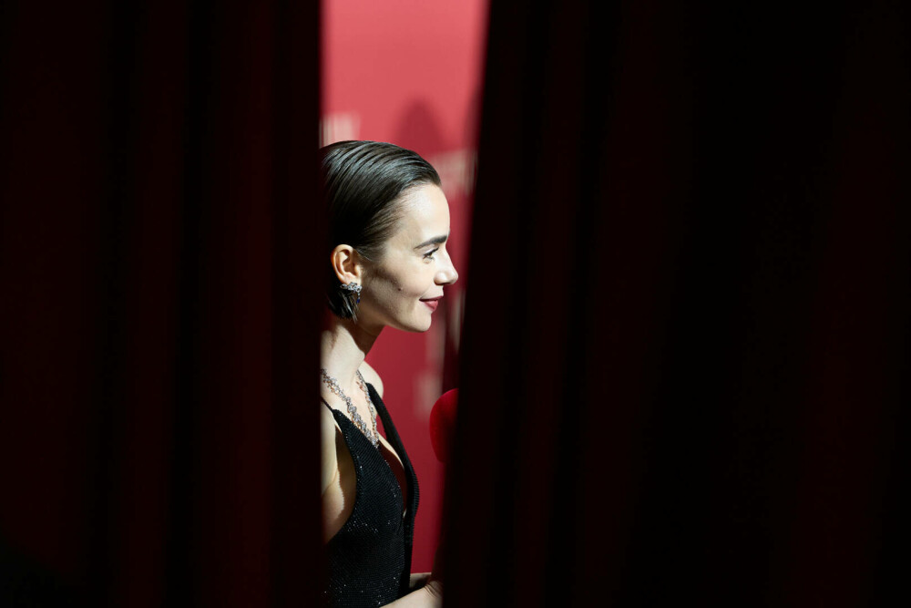 Lily Collins, apariție plină de eleganță pe covorul roșu la Paris, la premiera sezonului cinci „Emily in Paris”. FOTO - Imaginea 20