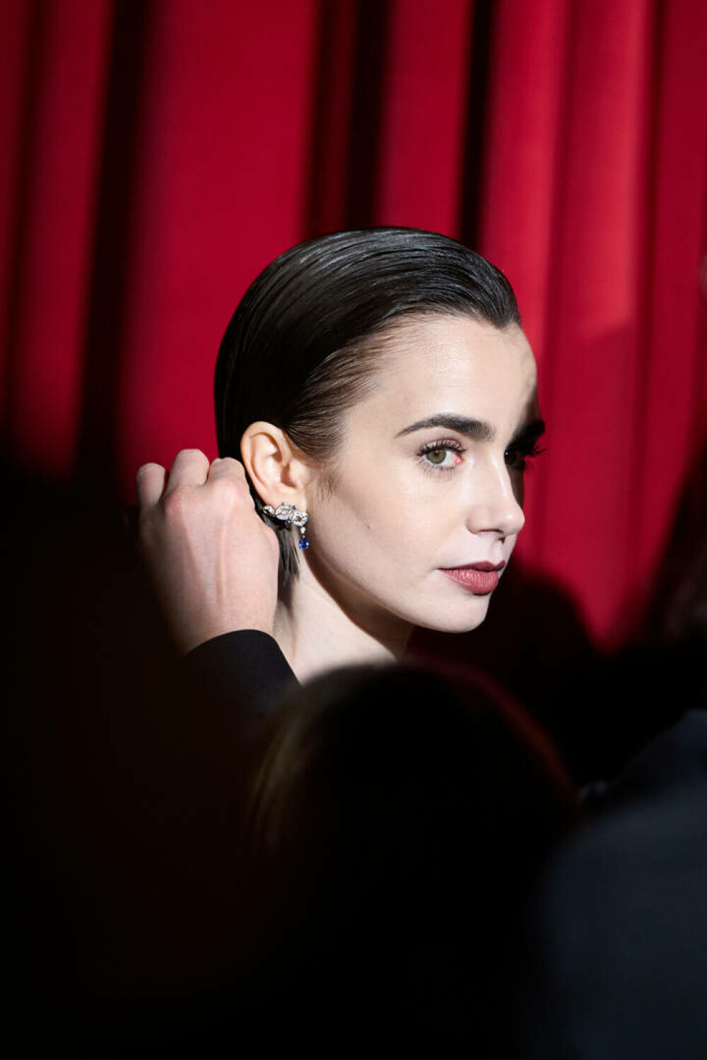 Lily Collins, apariție plină de eleganță pe covorul roșu la Paris, la premiera sezonului cinci „Emily in Paris”. FOTO - Imaginea 21