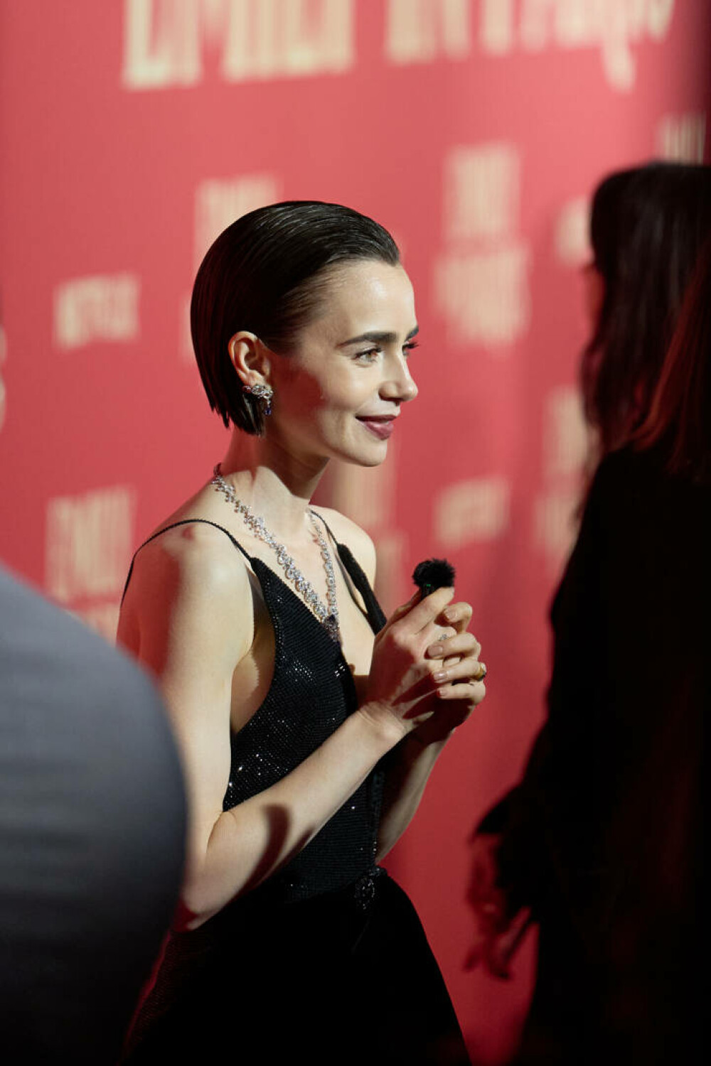 Lily Collins, apariție plină de eleganță pe covorul roșu la Paris, la premiera sezonului cinci „Emily in Paris”. FOTO - Imaginea 23