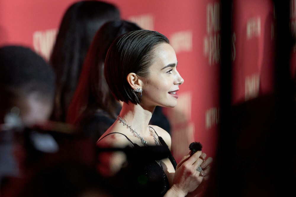Lily Collins, apariție plină de eleganță pe covorul roșu la Paris, la premiera sezonului cinci „Emily in Paris”. FOTO - Imaginea 24