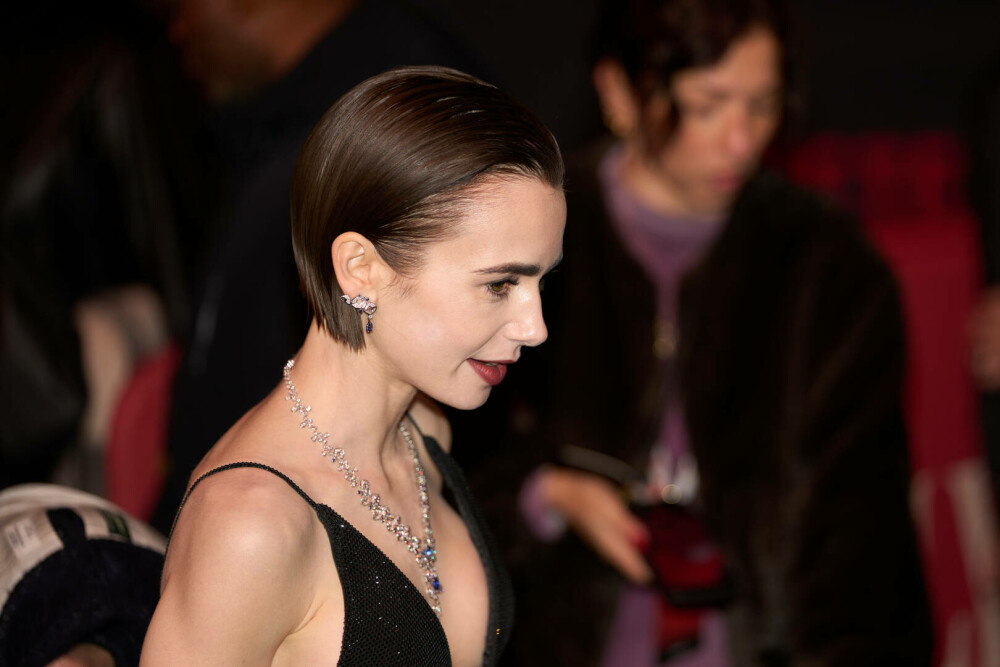 Lily Collins, apariție plină de eleganță pe covorul roșu la Paris, la premiera sezonului cinci „Emily in Paris”. FOTO - Imaginea 25