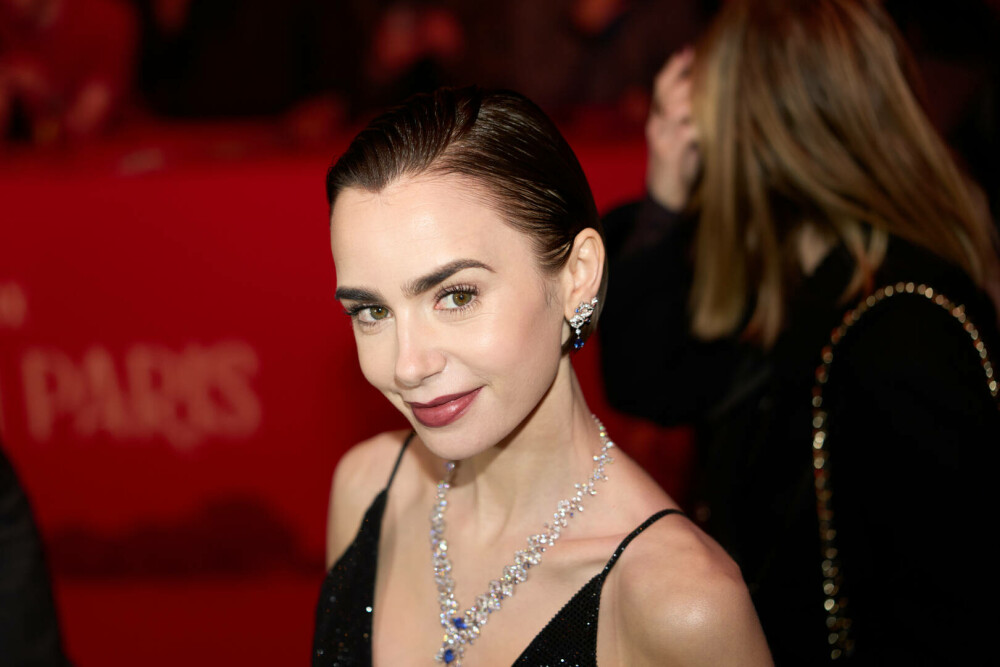 Lily Collins, apariție plină de eleganță pe covorul roșu la Paris, la premiera sezonului cinci „Emily in Paris”. FOTO - Imaginea 27