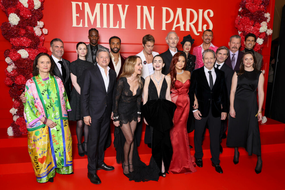 Lily Collins, apariție plină de eleganță pe covorul roșu la Paris, la premiera sezonului cinci „Emily in Paris”. FOTO - Imaginea 28