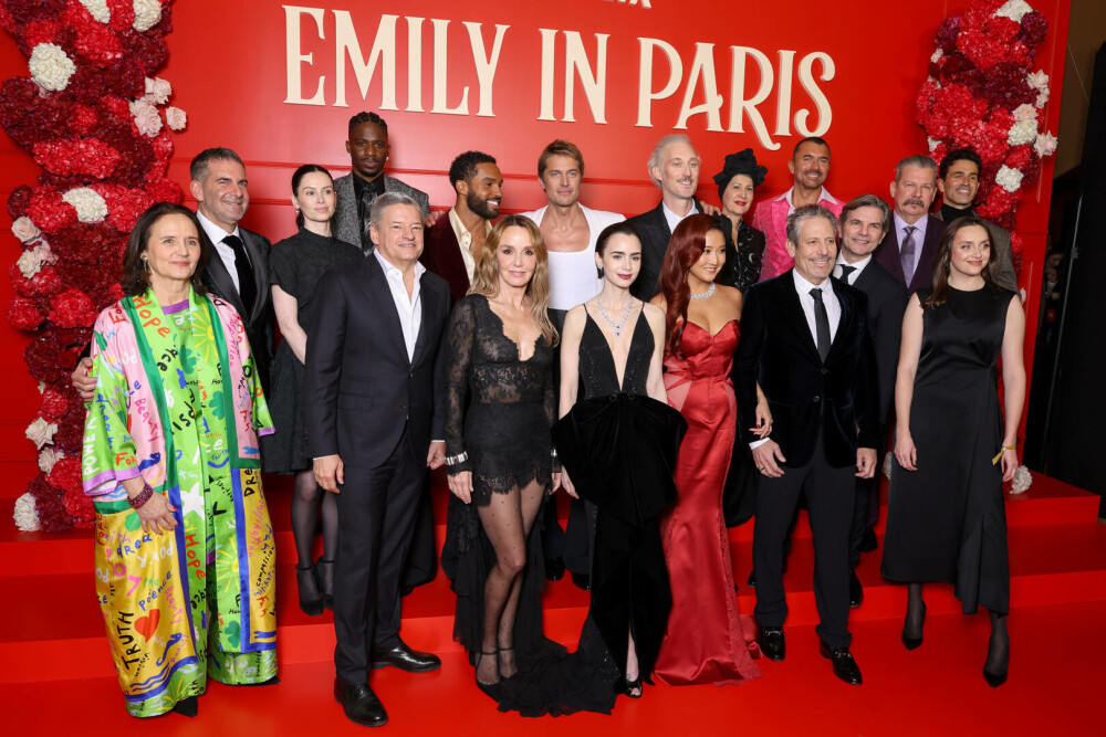 Lily Collins, apariție plină de eleganță pe covorul roșu la Paris, la premiera sezonului cinci „Emily in Paris”. FOTO - Imaginea 29