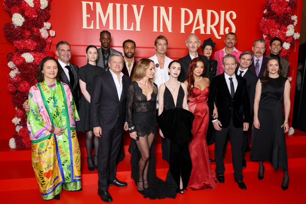 Lily Collins, apariție plină de eleganță pe covorul roșu la Paris, la premiera sezonului cinci „Emily in Paris”. FOTO - Imaginea 30