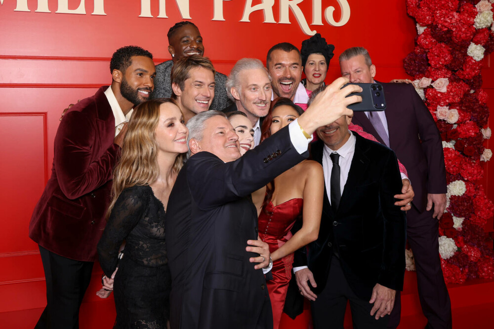 Lily Collins, apariție plină de eleganță pe covorul roșu la Paris, la premiera sezonului cinci „Emily in Paris”. FOTO - Imaginea 31