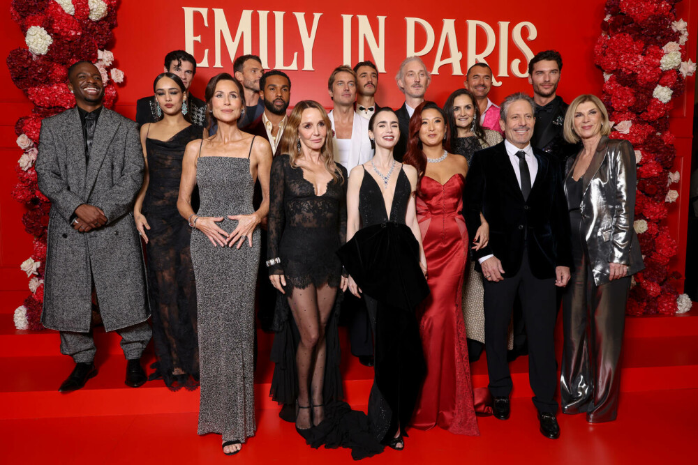 Lily Collins, apariție plină de eleganță pe covorul roșu la Paris, la premiera sezonului cinci „Emily in Paris”. FOTO - Imaginea 33