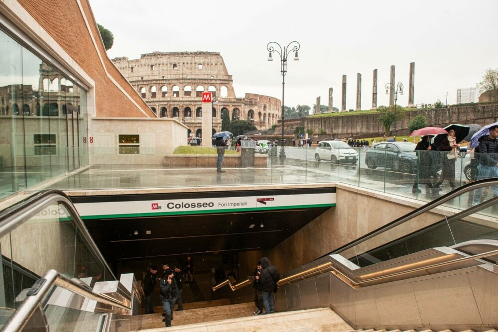 Roma a deschis o stație de metrou sub Colosseum. Călătorii pot vedea exponate, fântâni și ruine antice. GALERIE FOTO - Imaginea 7