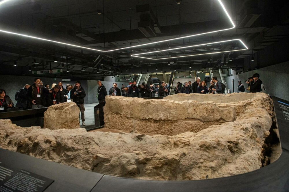 Roma a deschis o stație de metrou sub Colosseum. Călătorii pot vedea exponate, fântâni și ruine antice. GALERIE FOTO - Imaginea 2