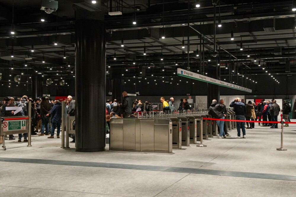 Roma a deschis o stație de metrou sub Colosseum. Călătorii pot vedea exponate, fântâni și ruine antice. GALERIE FOTO - Imaginea 3