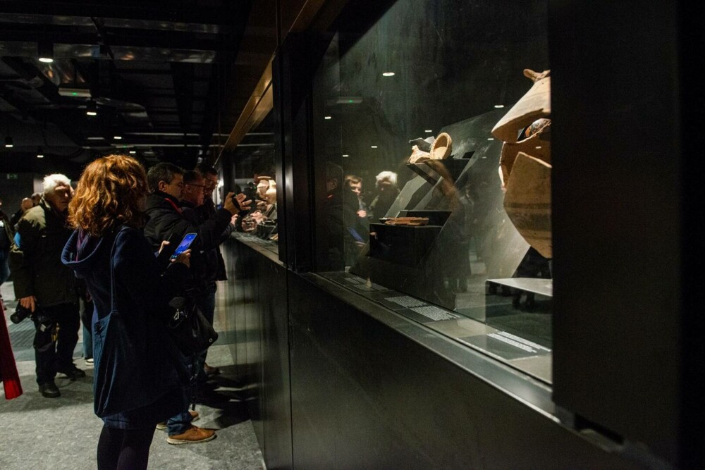 Roma a deschis o stație de metrou sub Colosseum. Călătorii pot vedea exponate, fântâni și ruine antice. GALERIE FOTO - Imaginea 6