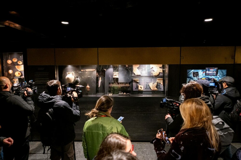 Roma a deschis o stație de metrou sub Colosseum. Călătorii pot vedea exponate, fântâni și ruine antice. GALERIE FOTO - Imaginea 8