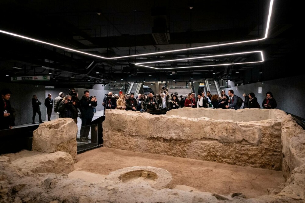 Roma a deschis o stație de metrou sub Colosseum. Călătorii pot vedea exponate, fântâni și ruine antice. GALERIE FOTO - Imaginea 9