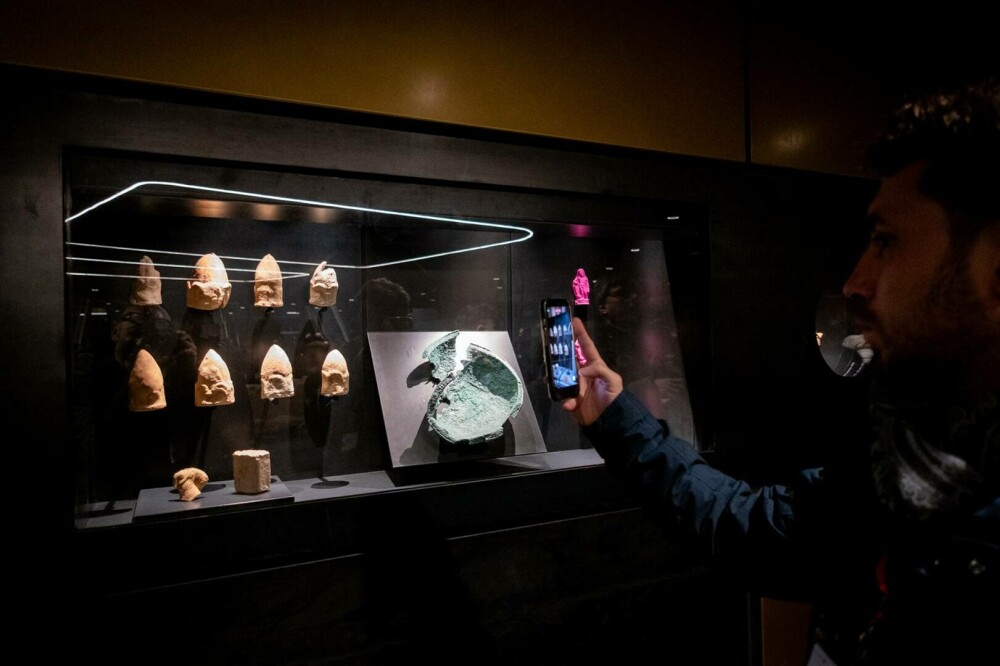 Roma a deschis o stație de metrou sub Colosseum. Călătorii pot vedea exponate, fântâni și ruine antice. GALERIE FOTO - Imaginea 10