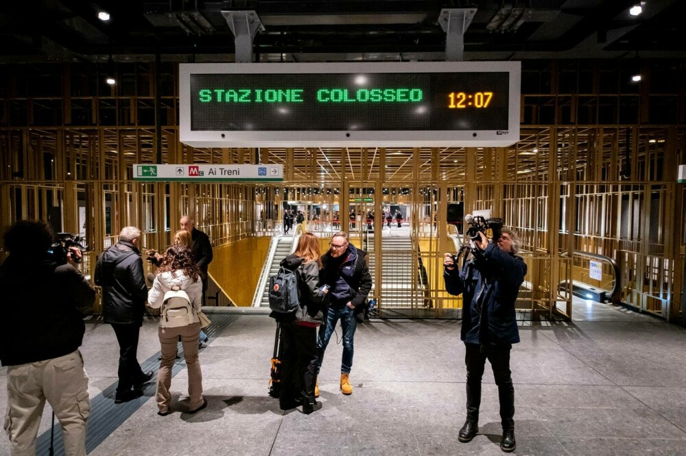 Roma a deschis o stație de metrou sub Colosseum. Călătorii pot vedea exponate, fântâni și ruine antice. GALERIE FOTO - Imaginea 11