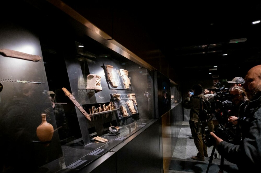 Roma a deschis o stație de metrou sub Colosseum. Călătorii pot vedea exponate, fântâni și ruine antice. GALERIE FOTO - Imaginea 12