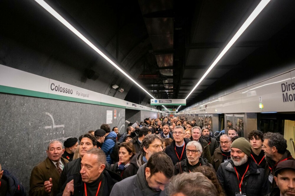 Roma a deschis o stație de metrou sub Colosseum. Călătorii pot vedea exponate, fântâni și ruine antice. GALERIE FOTO - Imaginea 13
