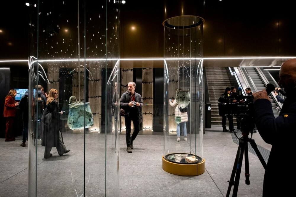 Roma a deschis o stație de metrou sub Colosseum. Călătorii pot vedea exponate, fântâni și ruine antice. GALERIE FOTO - Imaginea 14