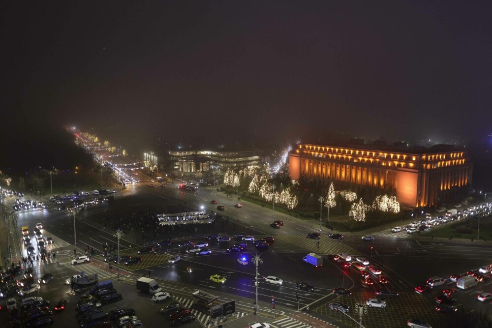 Protest-coregrafie în Piața Victoriei, cu mesaj direct pentru Ilie Bolojan. Oamenii cer modificarea Legilor Justiției. FOTO - Imaginea 1