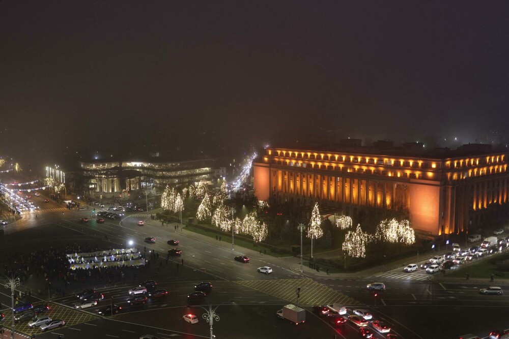 Protest-coregrafie în Piața Victoriei, cu mesaj direct pentru Ilie Bolojan. Oamenii cer modificarea Legilor Justiției. FOTO - Imaginea 2