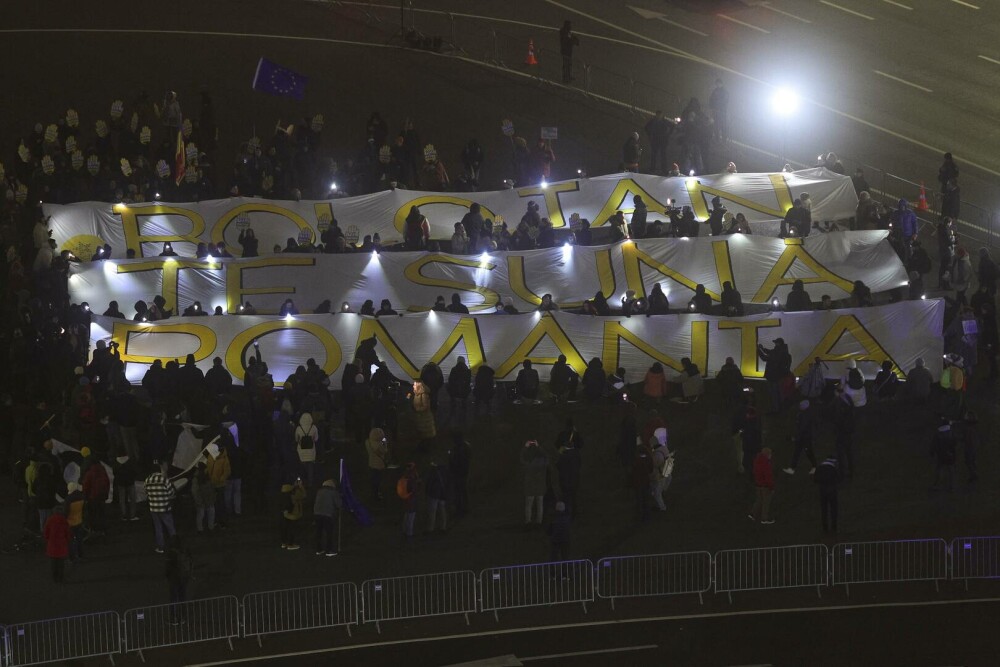 Protest-coregrafie în Piața Victoriei, cu mesaj direct pentru Ilie Bolojan. Oamenii cer modificarea Legilor Justiției. FOTO - Imaginea 3